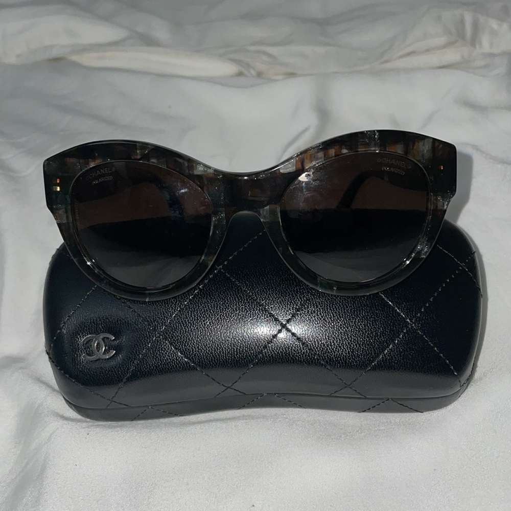 CHANEL Tortoiseshell Round Sunglasses with Dark Brown Lenses - Picture 7 of 9